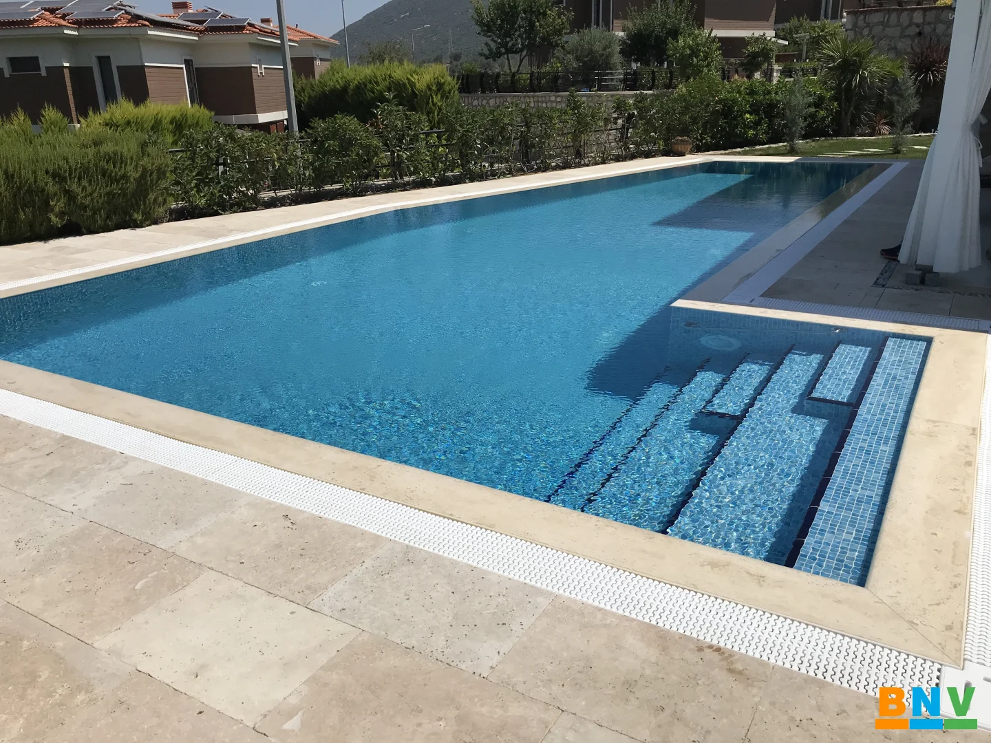 Urla Serisi: Sedef Dokunuşlu Cam Mozaik Havuz Konsepti