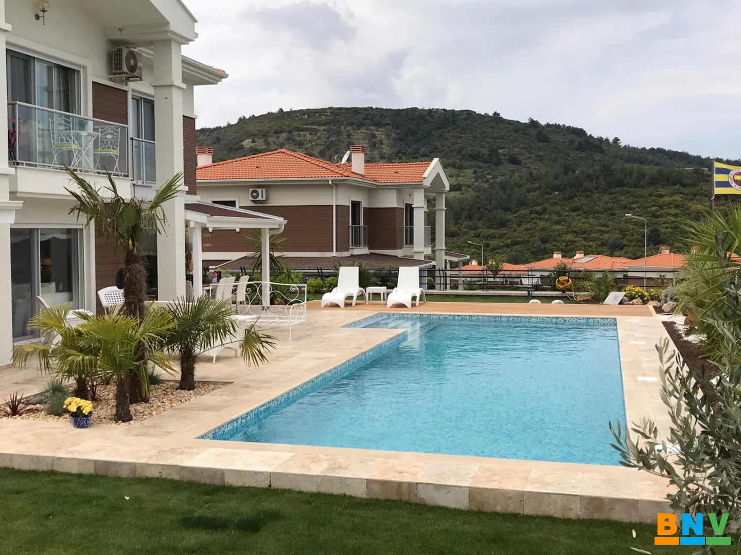Urla Evi: Doğal Taş ve İroko Teraslı Mavi Cam Mozaik Havuz Tasarımı