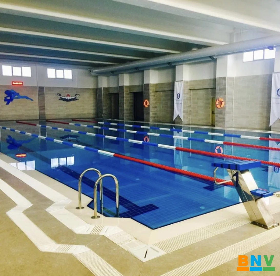 Profesyonel Standart: Kapalı, Üstten Taşmalı Yarı Olimpik Havuz ve İleri Hijyen Sistemi