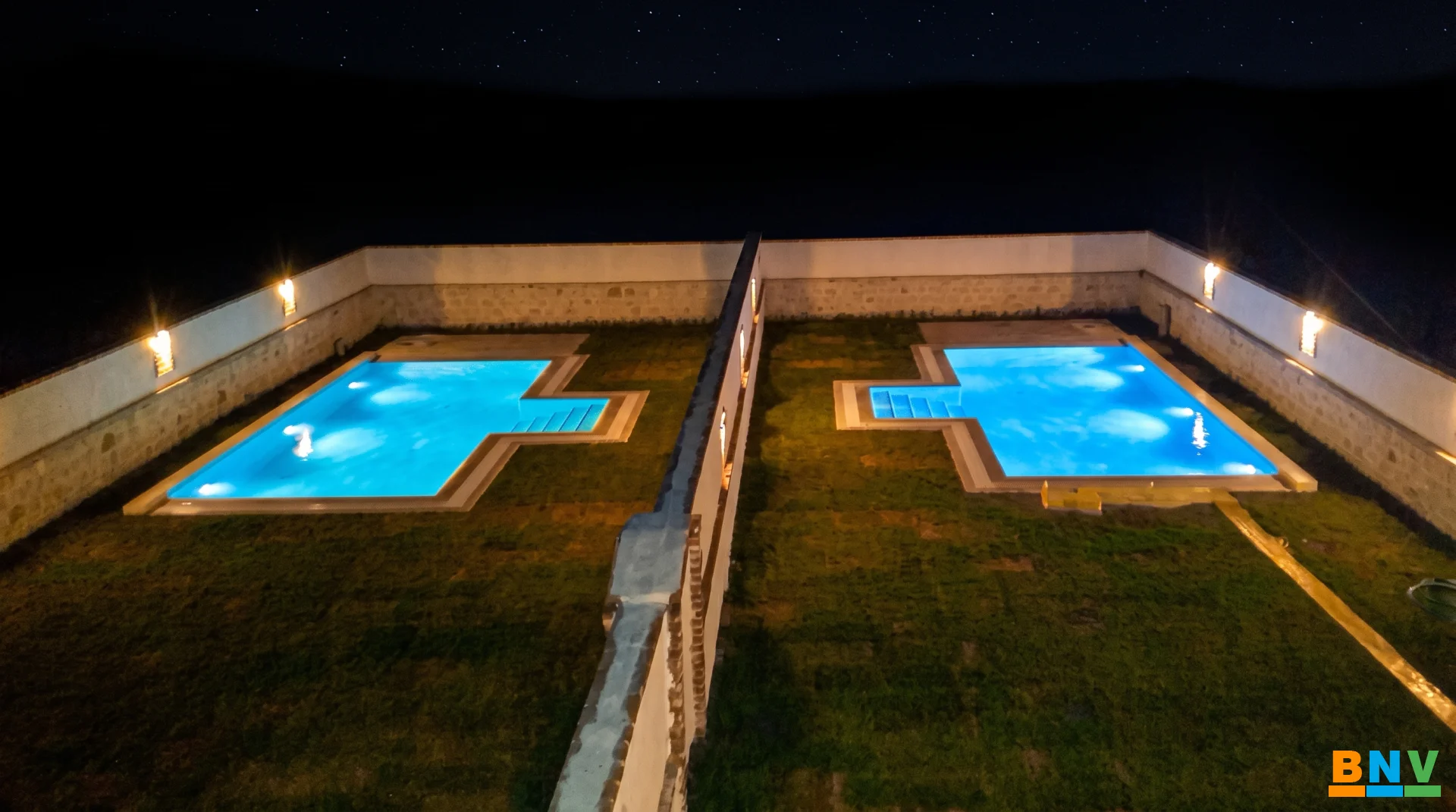 Ege'de Simetri ve Mavi: Çeşme İkiz Villa Üstten Taşmalı Havuz ve Traverten Konsepti