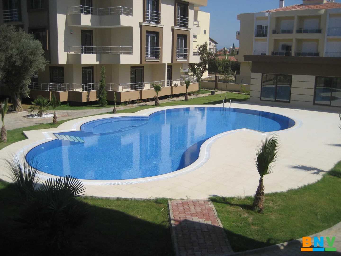 Prestijli Ortak Yaşam: Güzelbahçe Üstten Taşmalı Mavi Havuz ve Jakuzi Tasarımı
