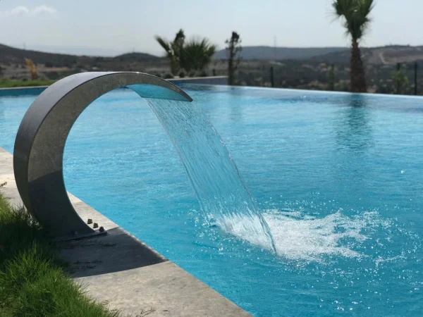 Mavi Ufuklar: Çeşme Sonsuzluk Havuzu, Sedefli Mavi Mozaik ve Silver Traverten Konsepti