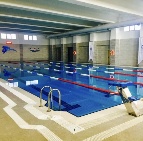 Profesyonel Standart: Kapalı, Üstten Taşmalı Yarı Olimpik Havuz ve İleri Hijyen Sistemi