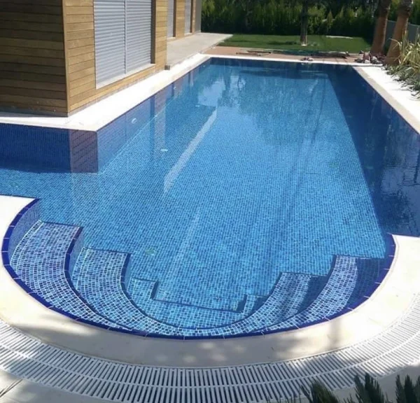 Çeşme'de Saklı Mavi: Üstten Taşmalı Jakuzili Havuz, Kenar Tutamakları ve İroko Detayları