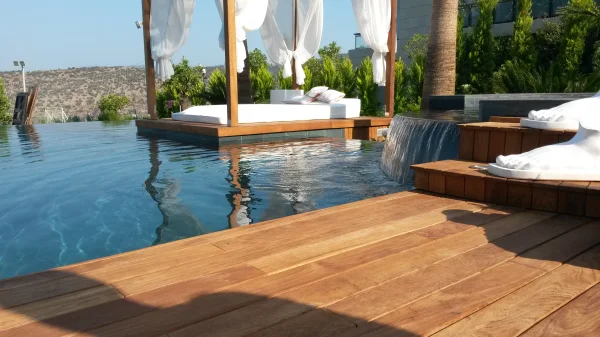 Bodrum Ufukları: Sonsuzluk Havuzu, Diyabaz Doğal Taş Kaplama, Iroko Teras ve Özel Tasarım Jakuzi Konsepti