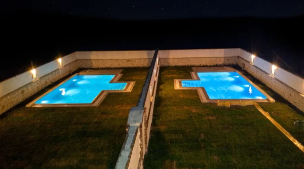 Ege'de Simetri ve Mavi: Çeşme İkiz Villa Üstten Taşmalı Havuz ve Traverten Konsepti