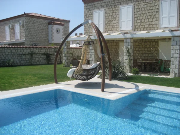 Çeşme'de Duru Mavi: Üstten Taşmalı Açık Mavi Mozaik Havuz Konsepti