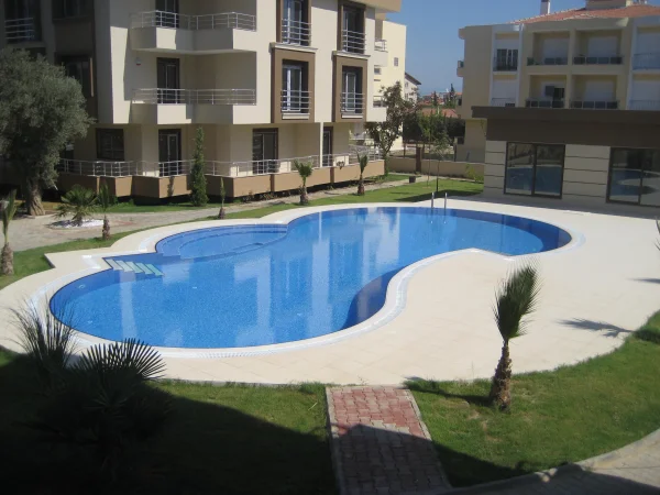 Prestijli Ortak Yaşam: Güzelbahçe Üstten Taşmalı Mavi Havuz ve Jakuzi Tasarımı