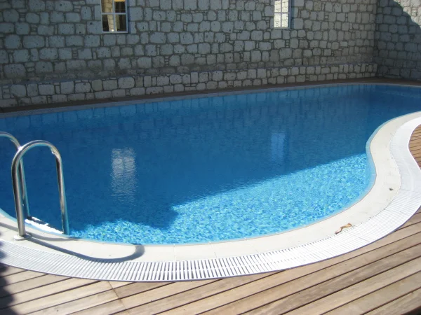 Mavi ve Ahşap Ahengi: Çeşme Üstten Taşmalı Havuz ve İroko Teras Projesi