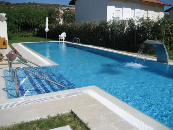 Prestijli Akış: Çeşme Üstten Taşmalı, Su Perdeli Mavi Uzun Havuz ve Ortak Alan Tasarımı
