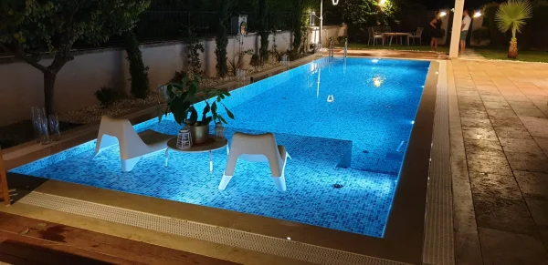 Bej Traverten & Yeşil Cam Mozaik Çeşme Villası Detay