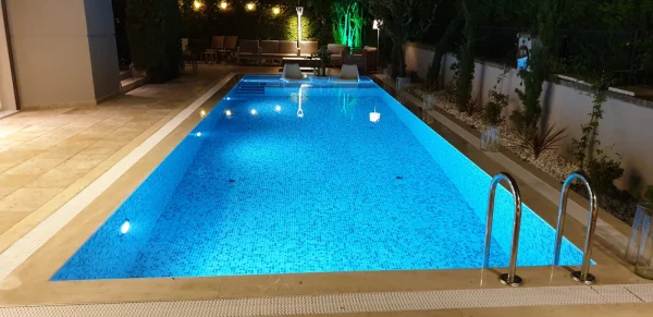 Bej Traverten & Yeşil Cam Mozaik Çeşme Villası Detay