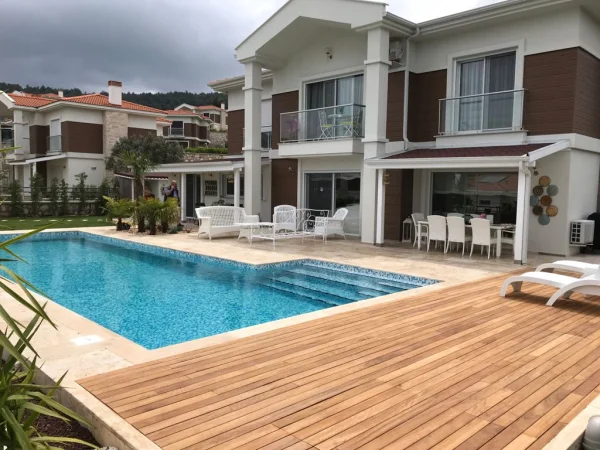 Urla Evi: Doğal Taş ve İroko Teraslı Mavi Cam Mozaik Havuz Tasarımı Detay