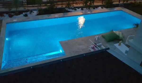 Urla Evi: Doğal Taş ve İroko Teraslı Mavi Cam Mozaik Havuz Tasarımı Detay