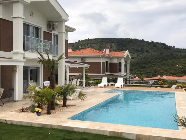 Urla Evi: Doğal Taş ve İroko Teraslı Mavi Cam Mozaik Havuz Tasarımı Detay