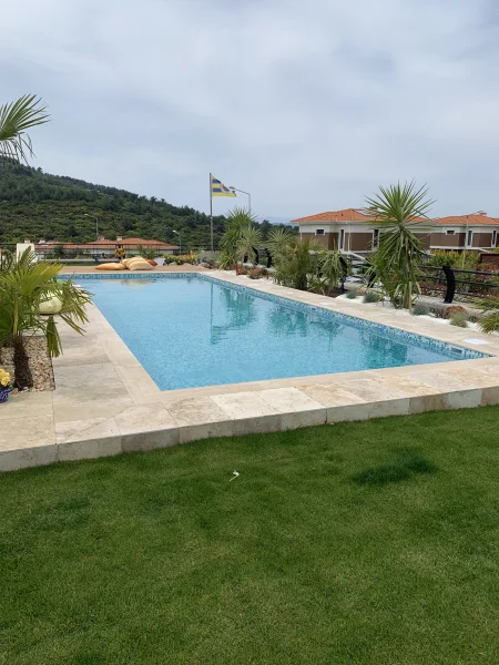 Urla Evi: Doğal Taş ve İroko Teraslı Mavi Cam Mozaik Havuz Tasarımı Detay