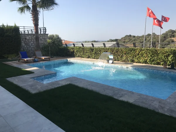 Urla Doğasında Ahşap ve Taş Uyumu: Mavi Mozaikli ve Su Perdeli Havuz Projesi Detay
