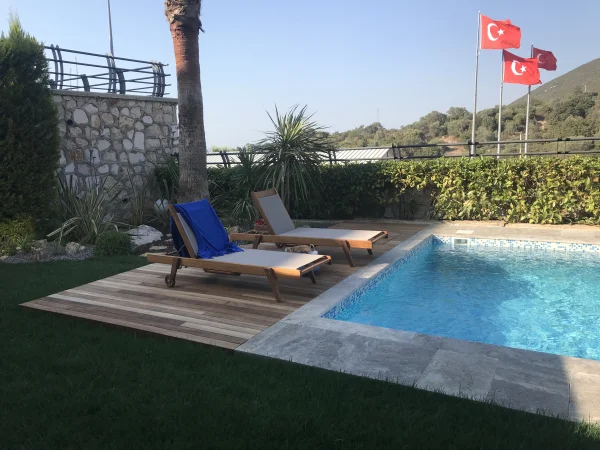 Urla Doğasında Ahşap ve Taş Uyumu: Mavi Mozaikli ve Su Perdeli Havuz Projesi Detay