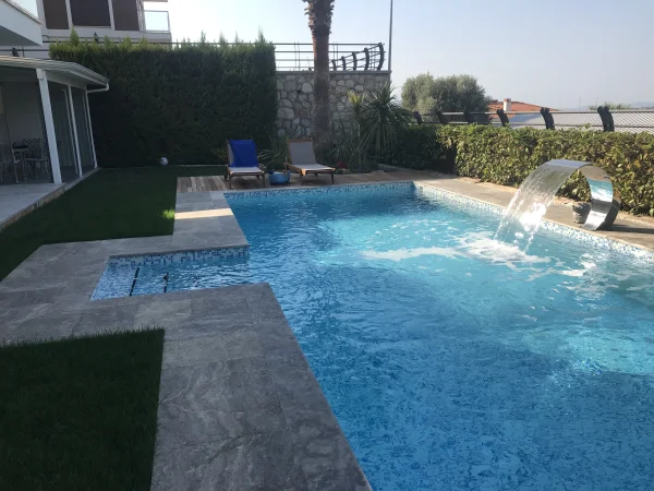 Urla Doğasında Ahşap ve Taş Uyumu: Mavi Mozaikli ve Su Perdeli Havuz Projesi Detay