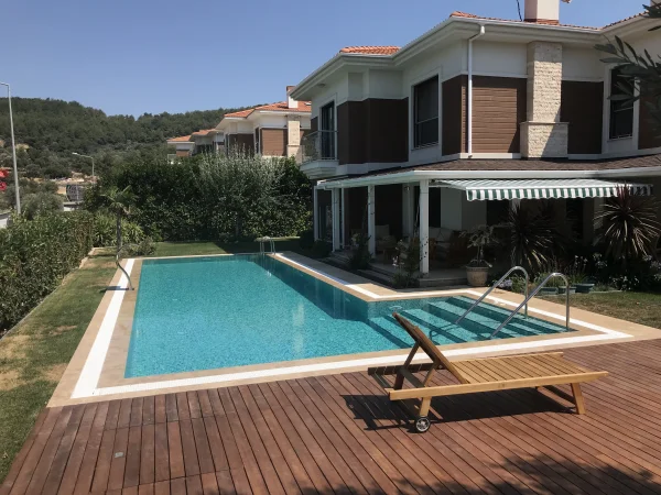 Sedefli Zümrüt Senfonisi: Üstten Taşmalı Su Perdeli Havuz ve Iroko & Traverten Konsepti Detay