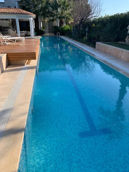 Mavi Sedef Işıltısı: Üstten Taşmalı, Şelaleli ve Havuz Evli Lüks Havuz Projesi Detay