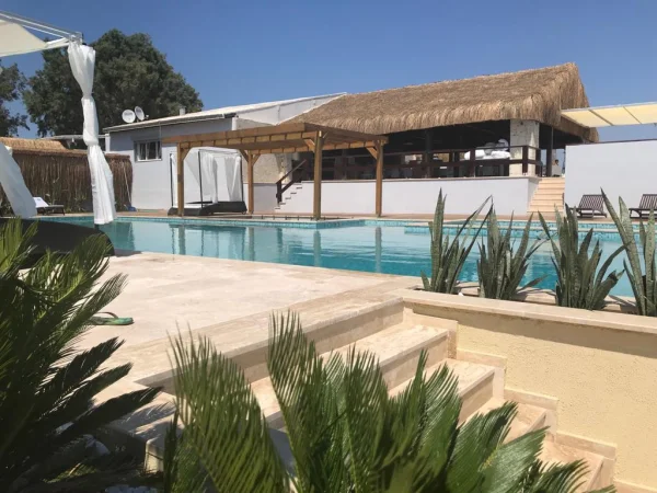 Doğal Lüksün İhtişamı: Çeşmede Sıcak Jakuzili Sonsuz Havuz, İroko & Traverten Teras ve Bar Alanı Detay