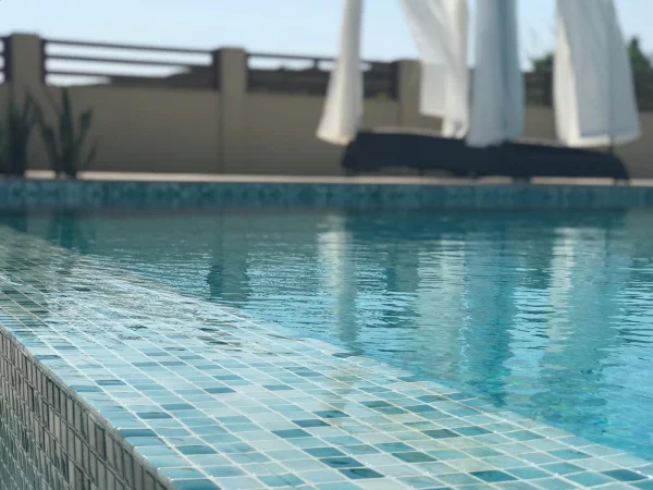 Doğal Lüksün İhtişamı: Çeşmede Sıcak Jakuzili Sonsuz Havuz, İroko & Traverten Teras ve Bar Alanı Detay