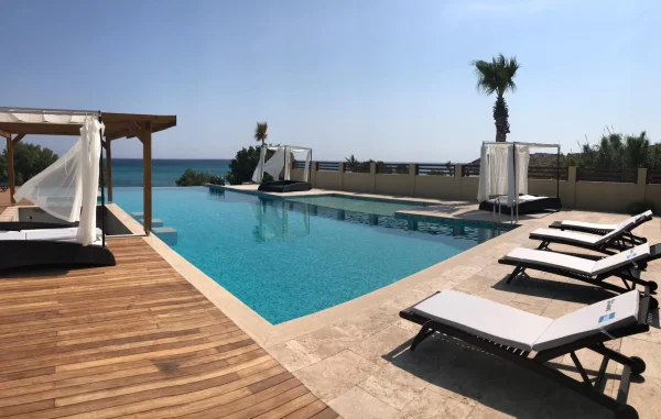 Doğal Lüksün İhtişamı: Çeşmede Sıcak Jakuzili Sonsuz Havuz, İroko & Traverten Teras ve Bar Alanı Detay