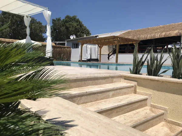 Doğal Lüksün İhtişamı: Çeşmede Sıcak Jakuzili Sonsuz Havuz, İroko & Traverten Teras ve Bar Alanı Detay