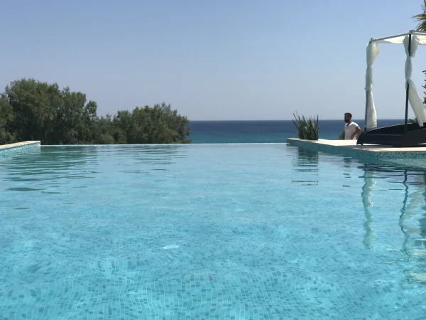 Doğal Lüksün İhtişamı: Çeşmede Sıcak Jakuzili Sonsuz Havuz, İroko & Traverten Teras ve Bar Alanı Detay
