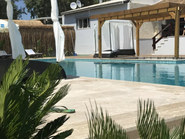 Doğal Lüksün İhtişamı: Çeşmede Sıcak Jakuzili Sonsuz Havuz, İroko & Traverten Teras ve Bar Alanı Detay