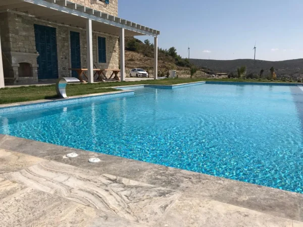 Mavi Ufuklar: Çeşme Sonsuzluk Havuzu, Sedefli Mavi Mozaik ve Silver Traverten Konsepti Detay
