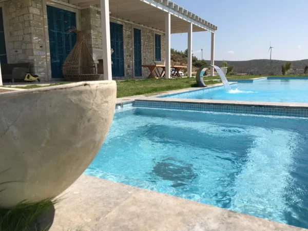 Mavi Ufuklar: Çeşme Sonsuzluk Havuzu, Sedefli Mavi Mozaik ve Silver Traverten Konsepti Detay