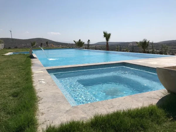 Mavi Ufuklar: Çeşme Sonsuzluk Havuzu, Sedefli Mavi Mozaik ve Silver Traverten Konsepti Detay