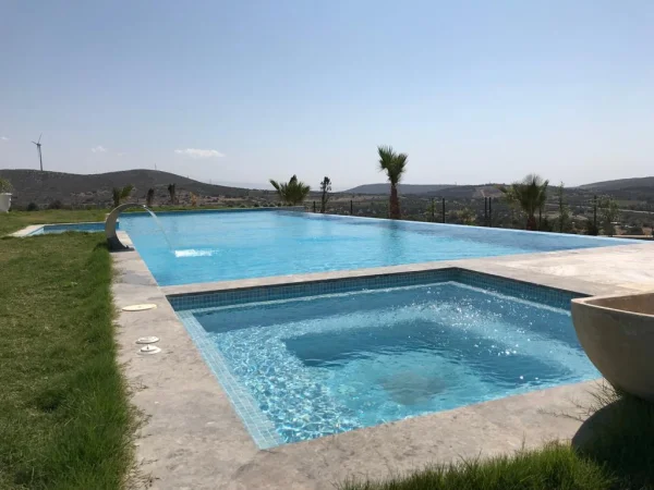 Mavi Ufuklar: Çeşme Sonsuzluk Havuzu, Sedefli Mavi Mozaik ve Silver Traverten Konsepti Detay