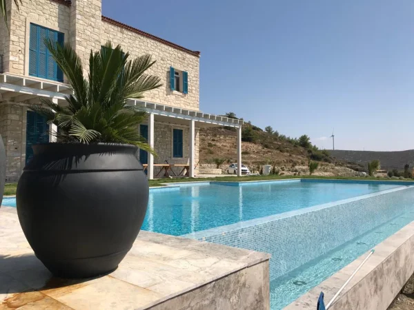 Mavi Ufuklar: Çeşme Sonsuzluk Havuzu, Sedefli Mavi Mozaik ve Silver Traverten Konsepti Detay