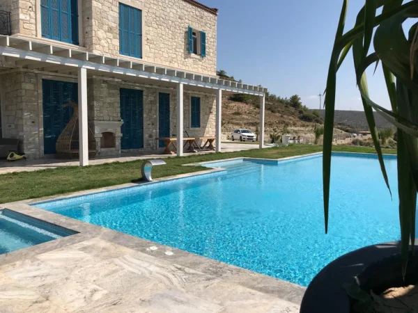 Mavi Ufuklar: Çeşme Sonsuzluk Havuzu, Sedefli Mavi Mozaik ve Silver Traverten Konsepti Detay