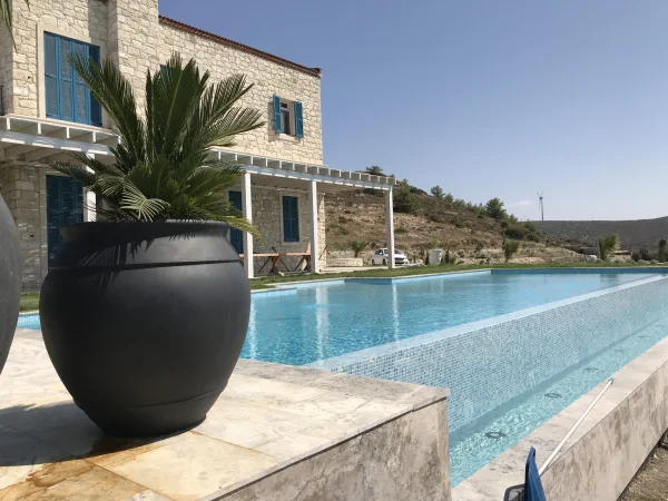 Mavi Ufuklar: Çeşme Sonsuzluk Havuzu, Sedefli Mavi Mozaik ve Silver Traverten Konsepti Detay