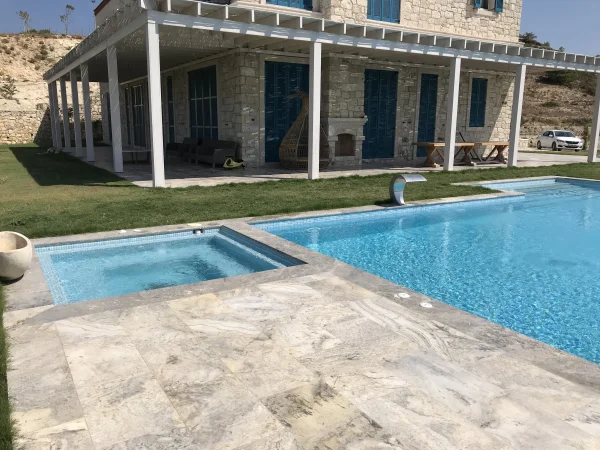 Mavi Ufuklar: Çeşme Sonsuzluk Havuzu, Sedefli Mavi Mozaik ve Silver Traverten Konsepti Detay