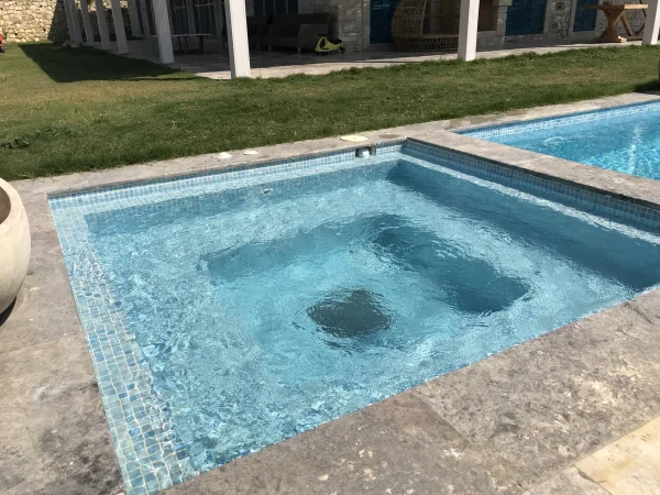 Mavi Ufuklar: Çeşme Sonsuzluk Havuzu, Sedefli Mavi Mozaik ve Silver Traverten Konsepti Detay