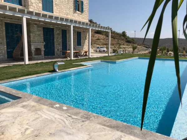 Mavi Ufuklar: Çeşme Sonsuzluk Havuzu, Sedefli Mavi Mozaik ve Silver Traverten Konsepti Detay