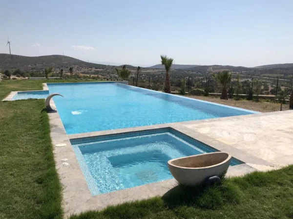 Mavi Ufuklar: Çeşme Sonsuzluk Havuzu, Sedefli Mavi Mozaik ve Silver Traverten Konsepti Detay