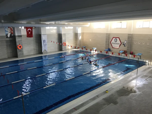 Profesyonel Standart: Kapalı, Üstten Taşmalı Yarı Olimpik Havuz ve İleri Hijyen Sistemi Detay