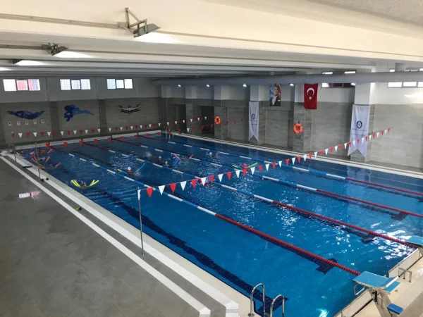 Profesyonel Standart: Kapalı, Üstten Taşmalı Yarı Olimpik Havuz ve İleri Hijyen Sistemi Detay