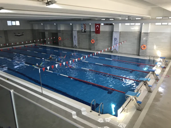 Profesyonel Standart: Kapalı, Üstten Taşmalı Yarı Olimpik Havuz ve İleri Hijyen Sistemi Detay