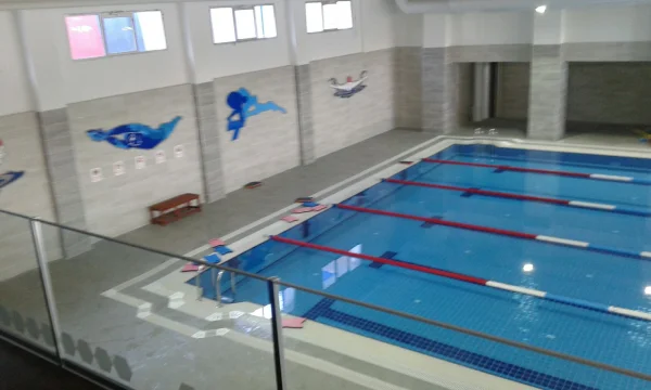 Profesyonel Standart: Kapalı, Üstten Taşmalı Yarı Olimpik Havuz ve İleri Hijyen Sistemi Detay