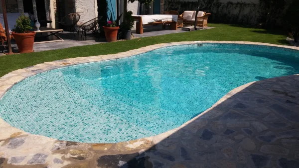Çeşme Doğasında Rustik Lüks: Sedef Parıltılı Yeşil Cam Mozaik, Skimmerli Havuz ve Kayrak Taş Teras Detay