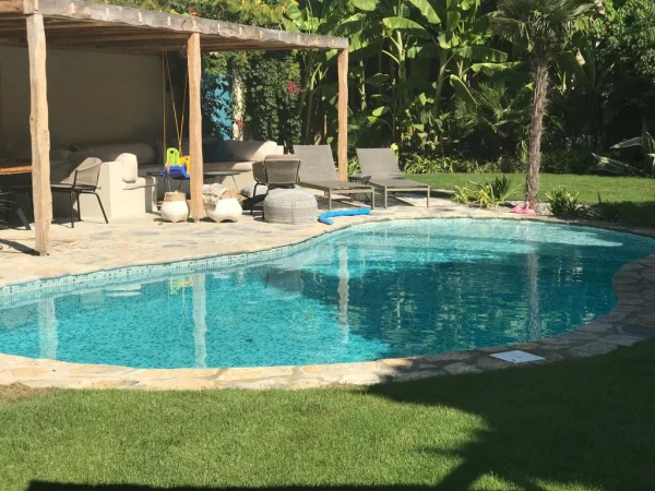 Çeşme Doğasında Rustik Lüks: Sedef Parıltılı Yeşil Cam Mozaik, Skimmerli Havuz ve Kayrak Taş Teras Detay