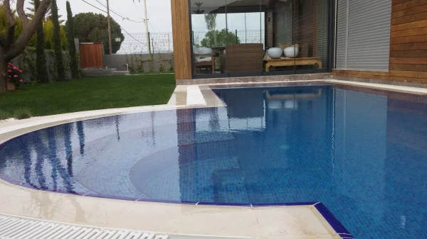 Çeşme'de Saklı Mavi: Üstten Taşmalı Jakuzili Havuz, Kenar Tutamakları ve İroko Detayları Detay