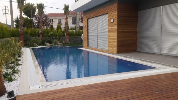 Çeşme'de Saklı Mavi: Üstten Taşmalı Jakuzili Havuz, Kenar Tutamakları ve İroko Detayları Detay